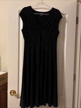 Chaps Classic Black V-Neck Cap Sleeve Dress size large